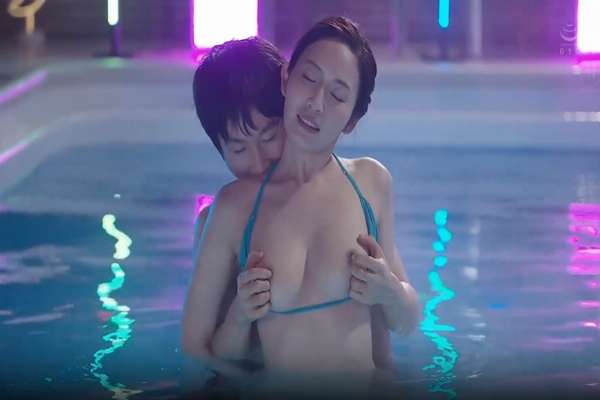 JUQ-726 Nami Okimiya Ngoại Tình Ở Hồ Bơi